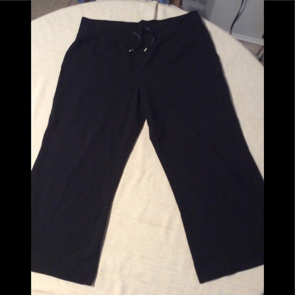 Lululemon black wide leg Capri pant